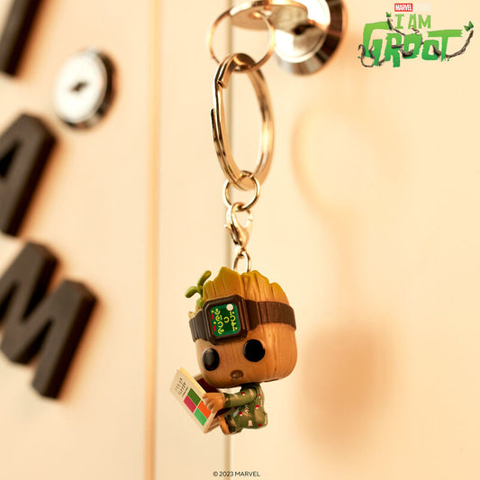 pop keychain groot en pyjama avec un livre