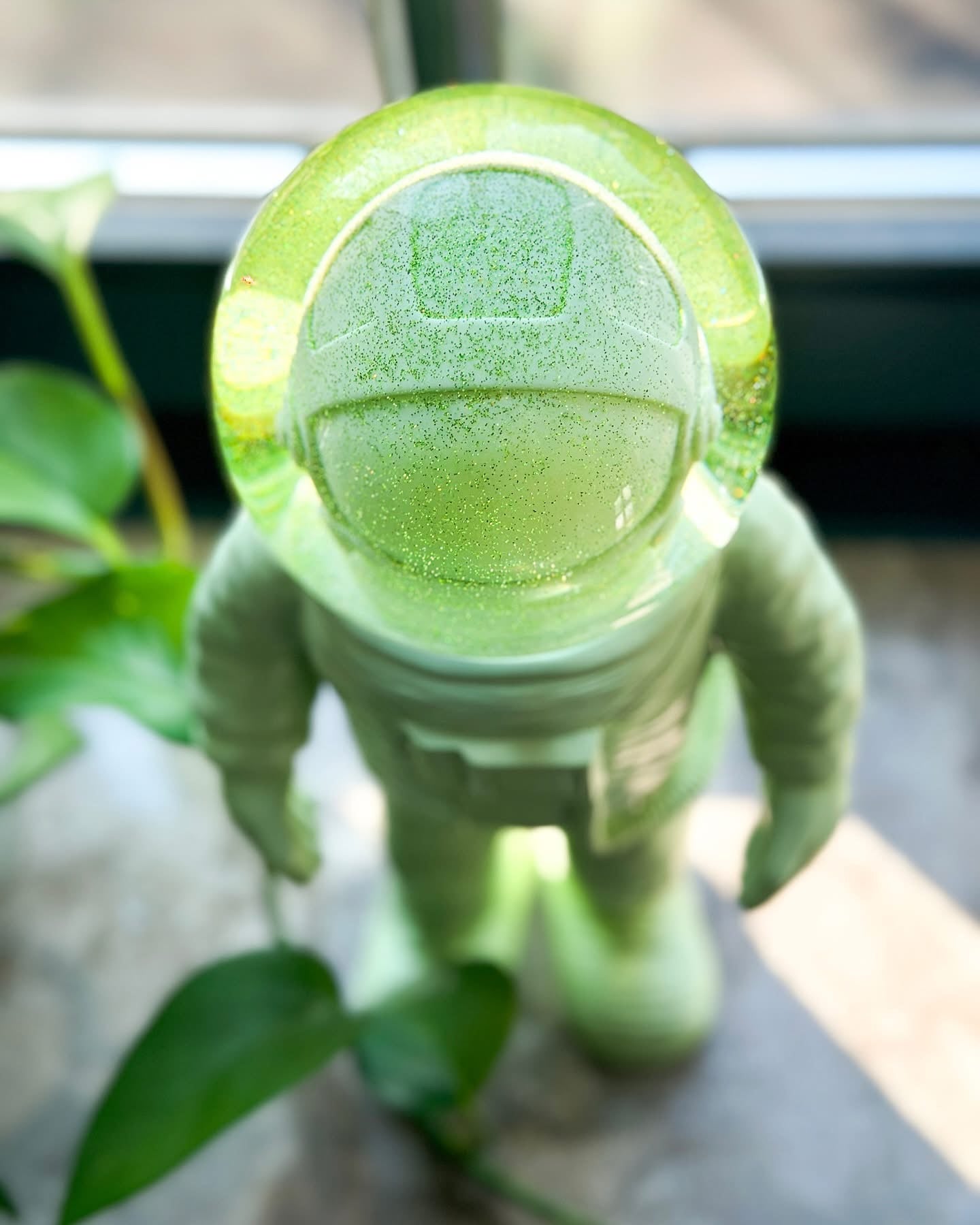 Grüne Astronauten-Schneekugel