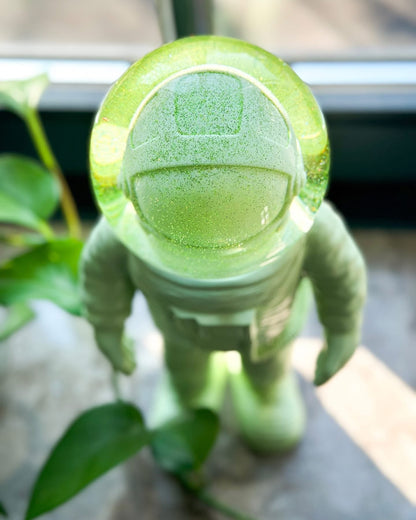 Riesige grüne Astronauten-Schneekugel