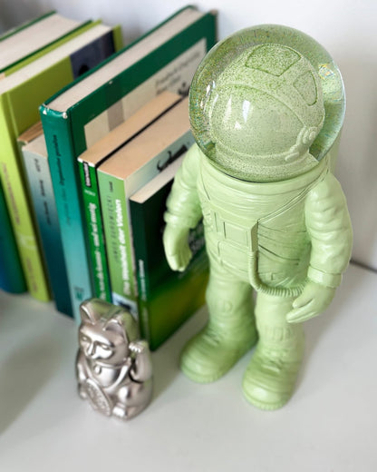 Riesige grüne Astronauten-Schneekugel