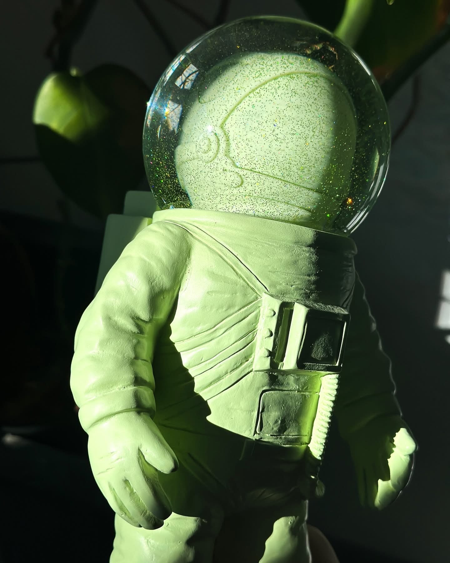 Grüne Astronauten-Schneekugel